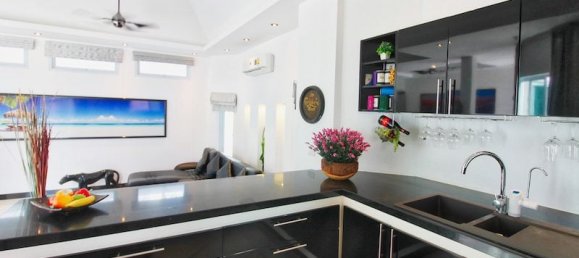 6 bedrooms House for sale in Pattaya, Chonburi, Eastern Thailand, Thailand № 141926 9