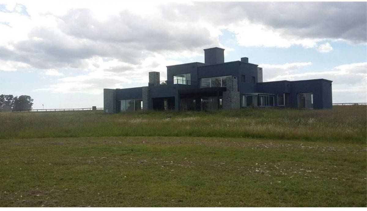 Casa de 3 dormitorios en Buenos Aires, Argentina No. 102485