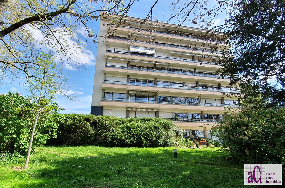 2 bedrooms Apartment in L'Hay-les-Roses, France No. 186637