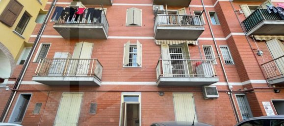 2-salle Appartement à Casalecchio di Reno, Italy No. 24154 6