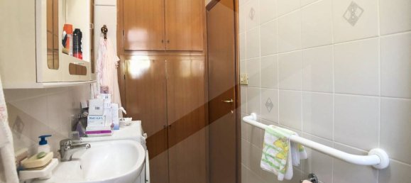 2-salle Appartement à Casalecchio di Reno, Italy No. 24154 12