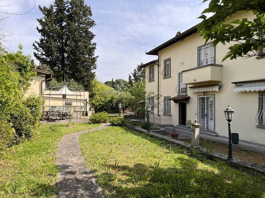 4 bedrooms Villa in Florence, Italy No. 337265