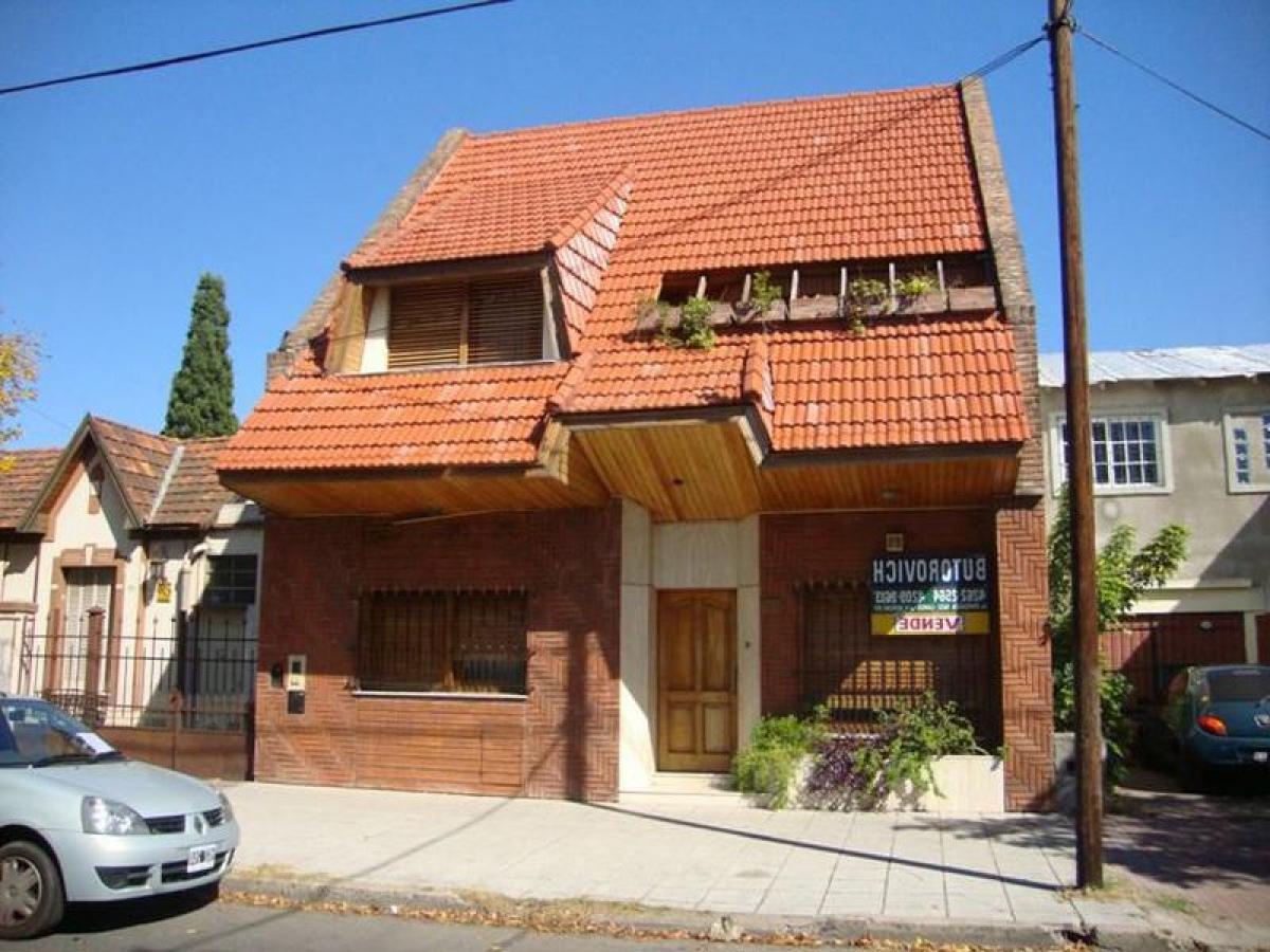 3 bedrooms House in Lanus, Argentina No. 57212