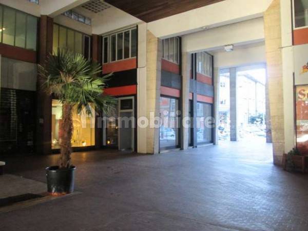 Propiedad comercial de 4 habitaciónes en Cuneo, Italy No. 207284