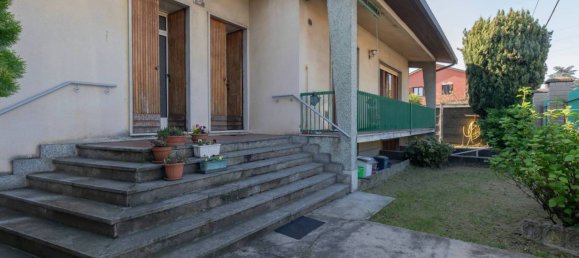 5 bedrooms Villa in Legnano, Italy No. 355764 3
