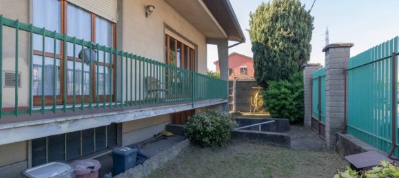 5 bedrooms Villa in Legnano, Italy No. 355764 2