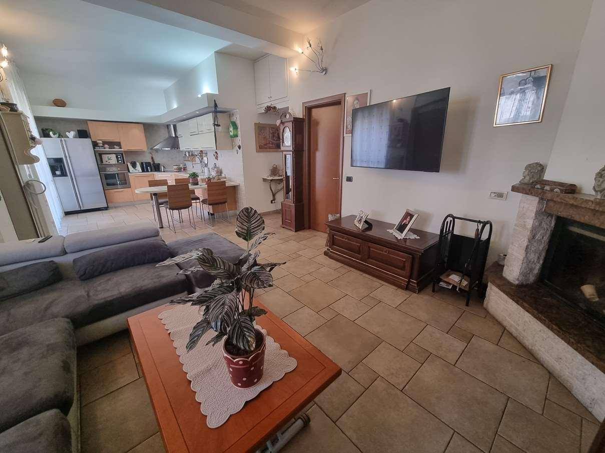 Apartamento de 4 habitaciónes en Limbiate, Italy No. 43442