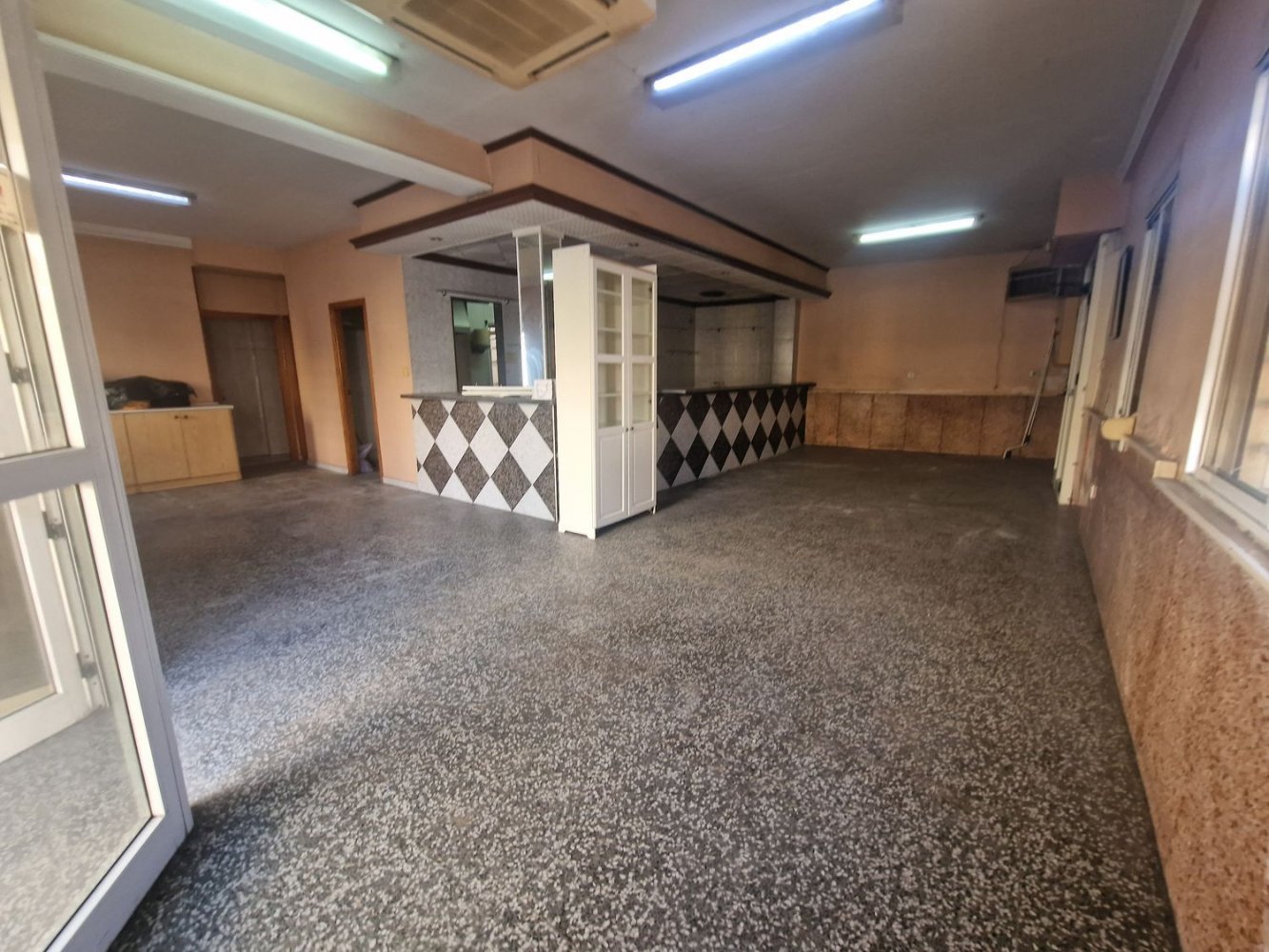 Коммерческая недвижимость 105м² в Валенсия, Испания № 209005