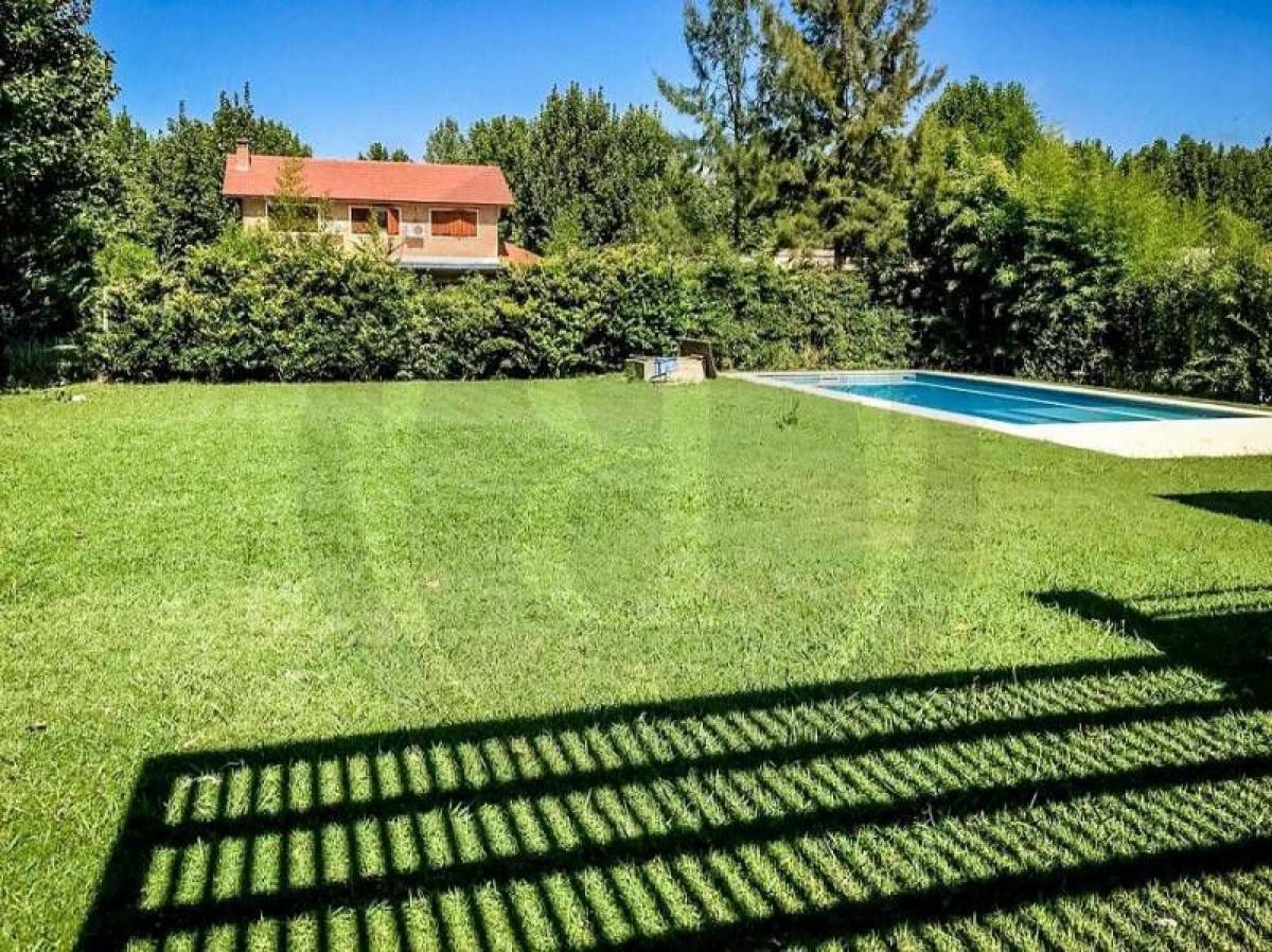 Casa de 3 dormitorios en Pilar, Argentina No. 98718