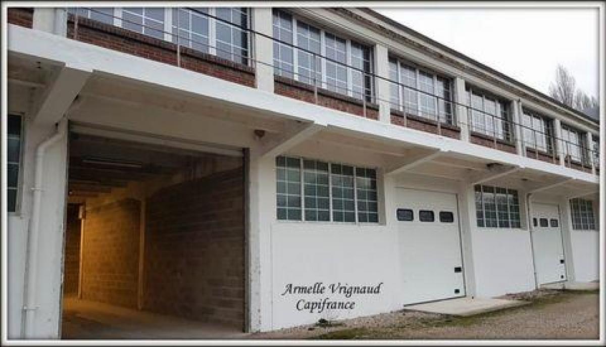  مكتب في Anet, France 168متر مربع رقم 18005