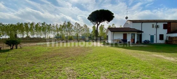 3 bedrooms Villa in Comacchio, Italy No. 178970 8