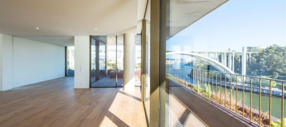 3 bedrooms Apartment in Porto, Portugal No. 107989 2