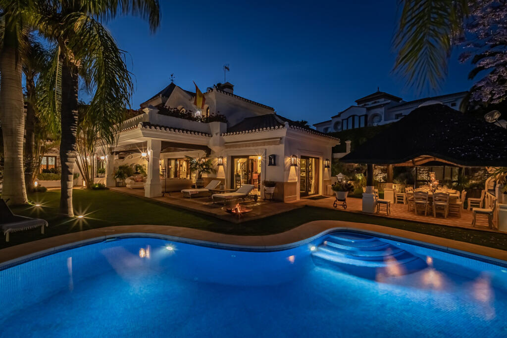 7 bedrooms Villa in Marbella, Spain No. 111398