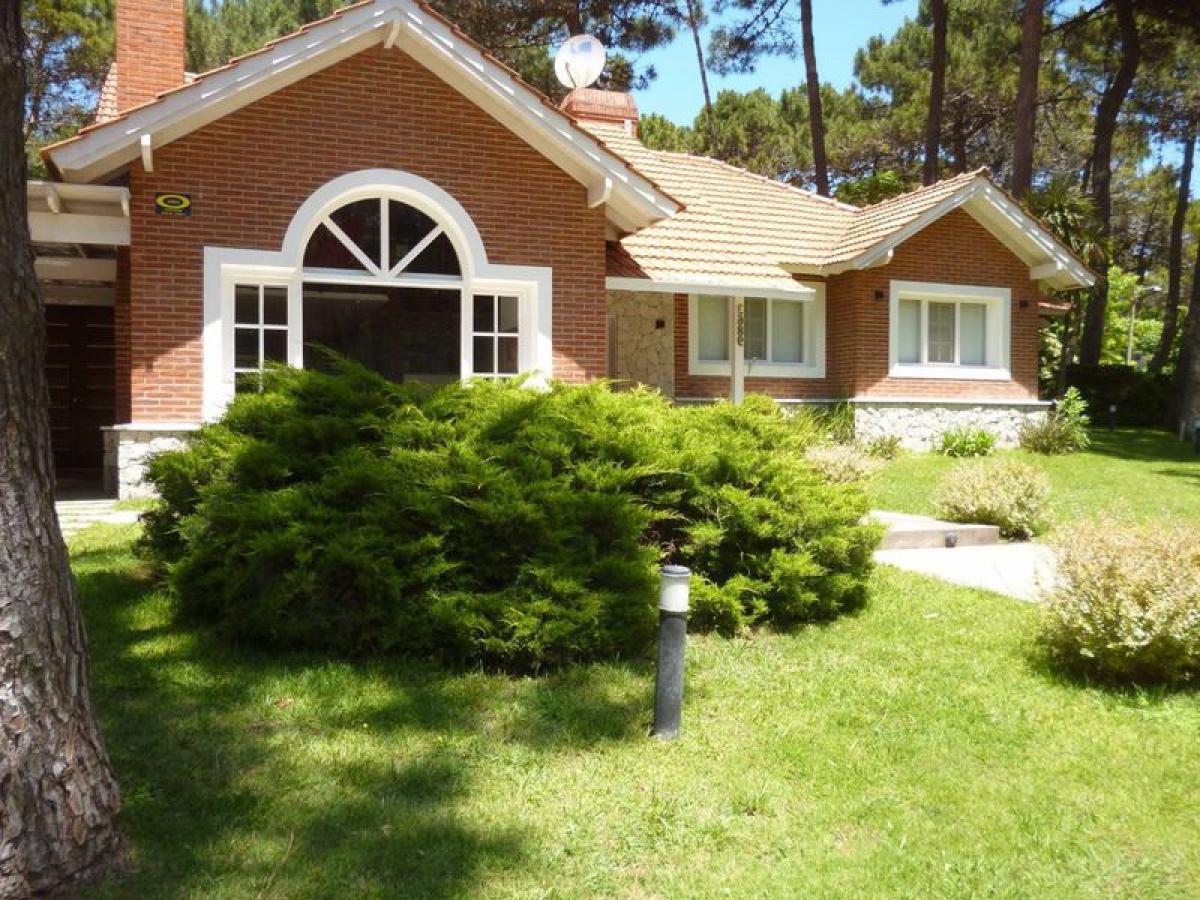 4 bedrooms House in Mar del Plata, Argentina No. 77166