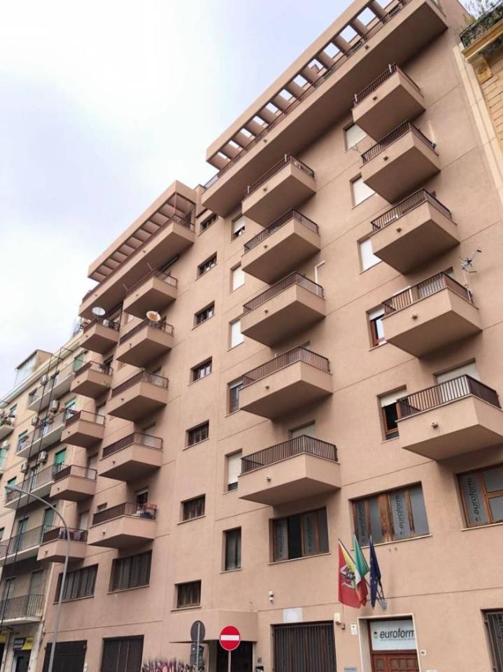 5 rooms Apartment in Palermo, Italy No. 42606