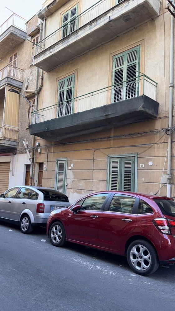 Дом с 6 комнатами в Багерия, Италия № 299739