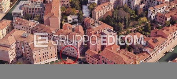 3 rooms Apartment in Venice, Italy No. 16121 2