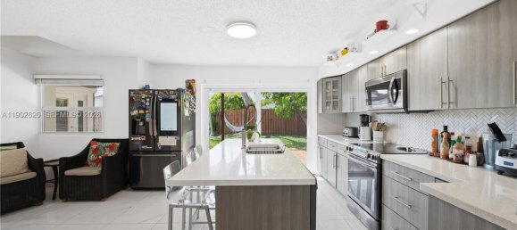 4 dormitorios villa en venta en Miami, Miami-Dade, Florida, USA № 614172 2
