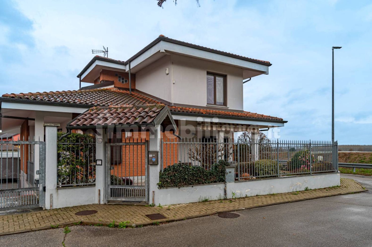 2 bedrooms Villa in Moncalieri, Italy No. 194815
