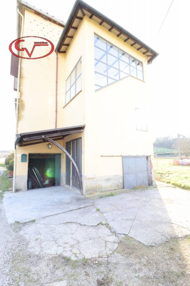 Casa de 2 dormitorios en Montevarchi, Italy No. 103528