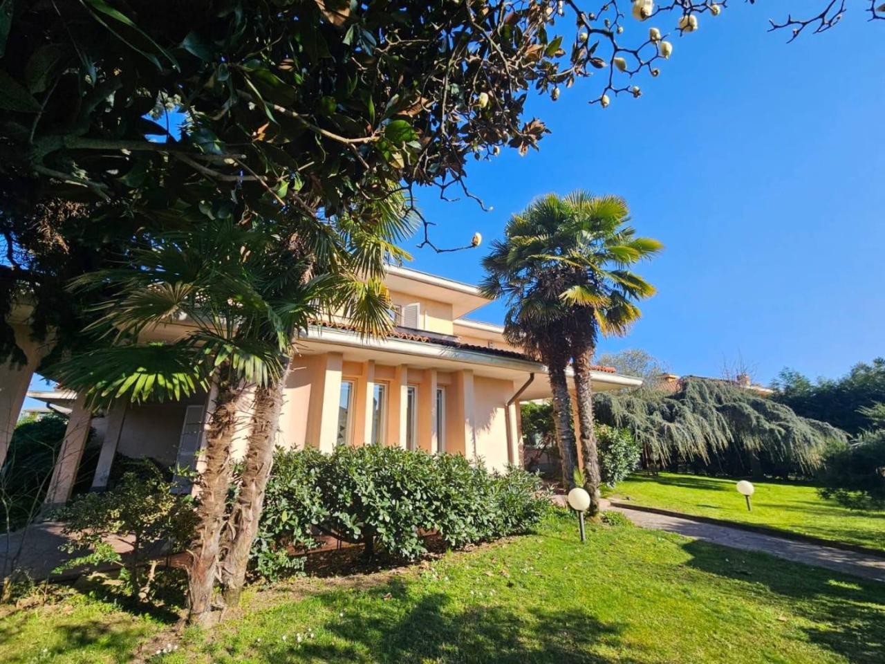 Villa de 6 habitaciónes en Cava Manara, Italy No. 33739