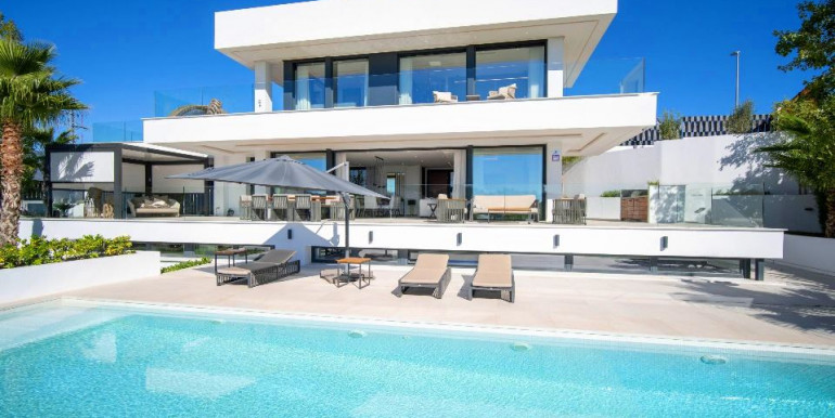 4 bedrooms Villa in Marbella, Spain No. 53388