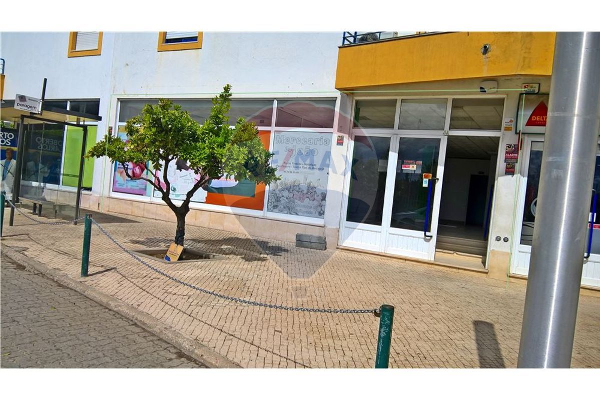 131m² Commercial property in Almeirim, Portugal No. 79630