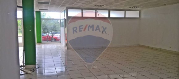 131m² Commercial property in Almeirim, Portugal No. 79630 2