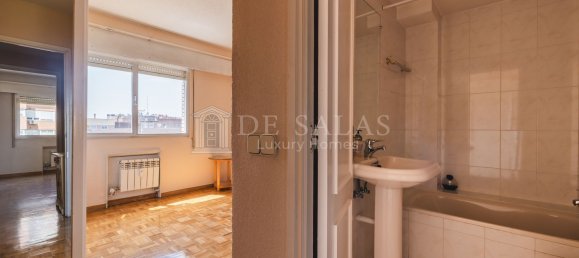 4 bedrooms Apartment in Madrid, Spain No. 155983 11