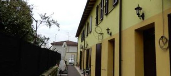 6 rooms House in Suzzara, Italy No. 308875 4