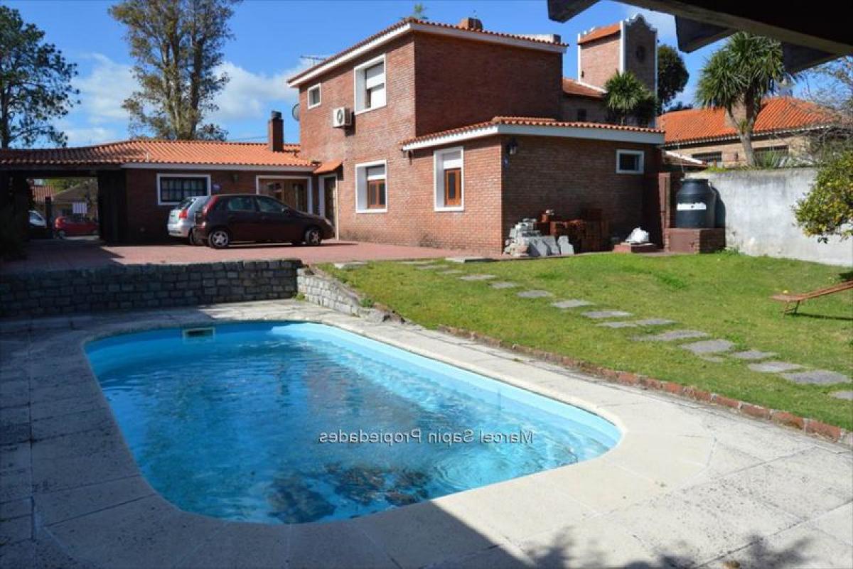 4 bedrooms House in Montevideo, Uruguay No. 8507