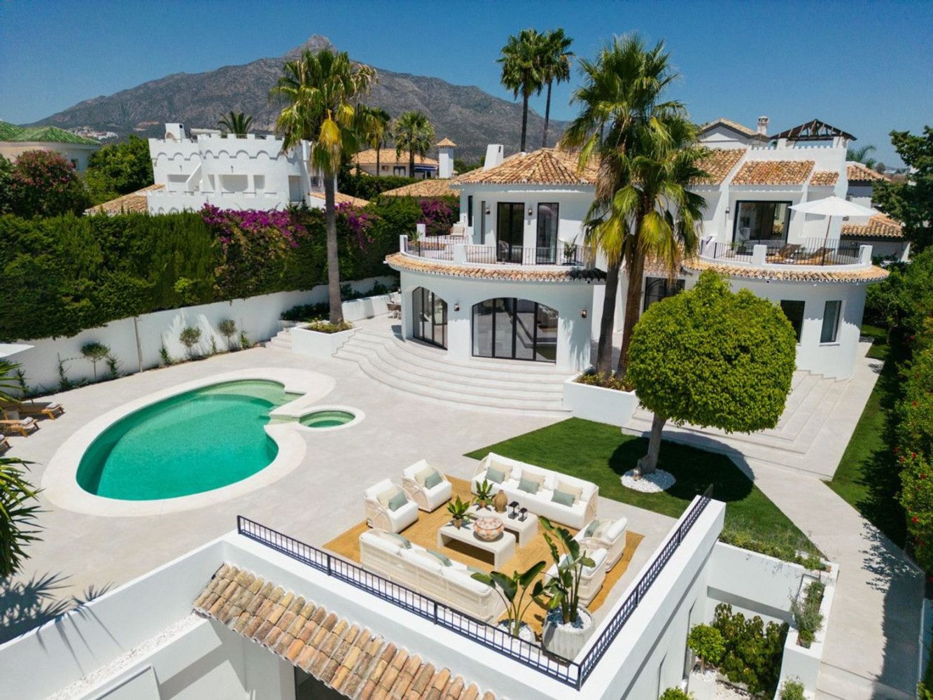 5 bedrooms Villa in Marbella, Spain No. 69836