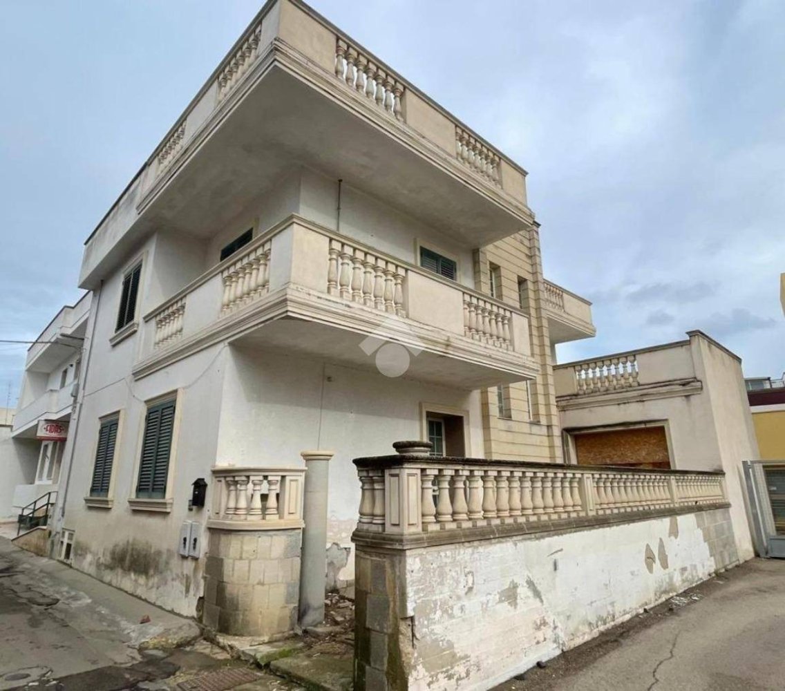 Дом с 5 спальнями в Racale, Италия № 89842