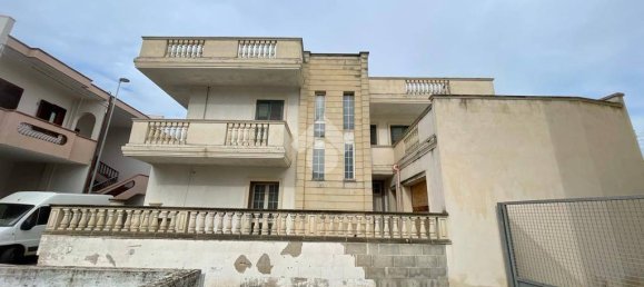 Дом с 5 спальнями в Racale, Италия № 89842 2