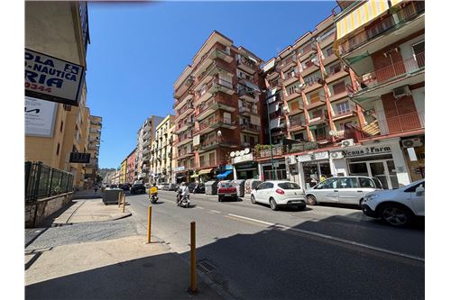 3 rooms Apartment in Naples, Italy No. 275947