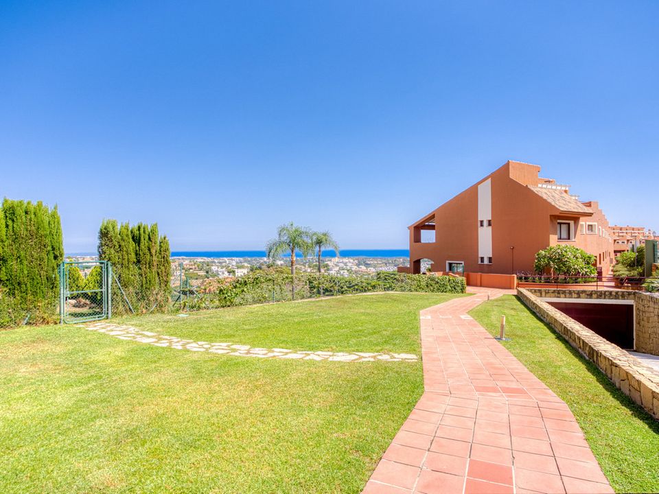 3 bedrooms Townhouse in Benahavis, Spain No. 206918