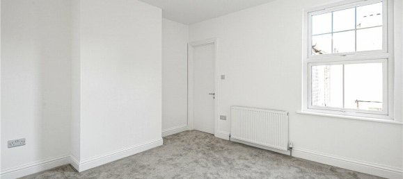 2 bedrooms House in Surrey, United Kingdom No. 8572 9