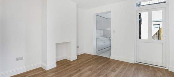 2 bedrooms House in Surrey, United Kingdom No. 8572 4