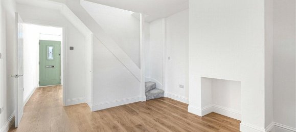 2 bedrooms House in Surrey, United Kingdom No. 8572 3