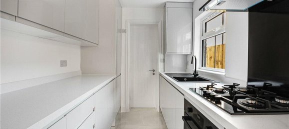 2 bedrooms House in Surrey, United Kingdom No. 8572 5