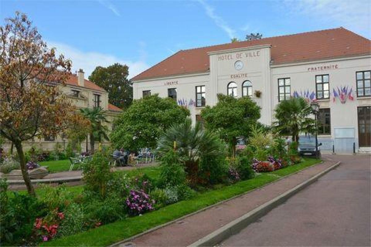 Studio in the Condo in Montesson, France No. 31380