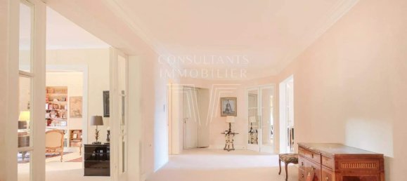 4 bedrooms Apartment in Paris, France No. 120539 3