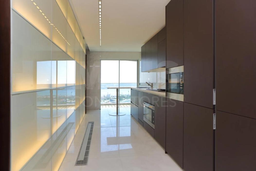 4 bedrooms Apartment in Lisbon, Portugal No. 268949