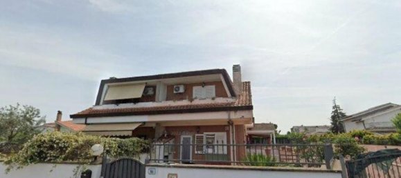 Дом с 7 комнатами в Ардеа, Италия № 100953 4