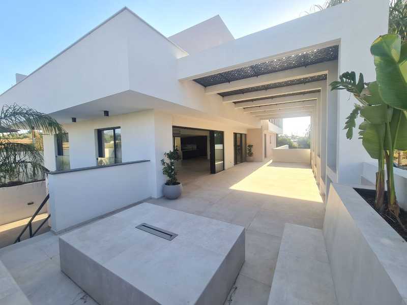 7 bedrooms Villa in Latsia, Cyprus No. 13665