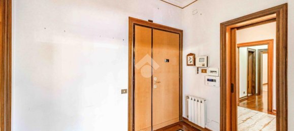 7 rooms Apartment in Rome, Italy No. 136044 4