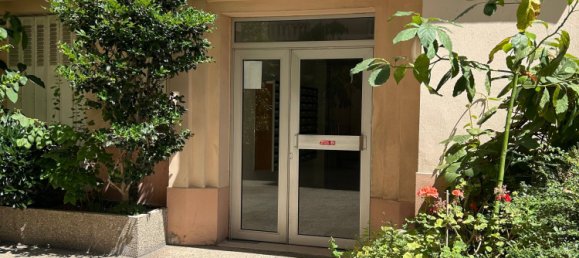 Studio in Paris, France No. 327809 5