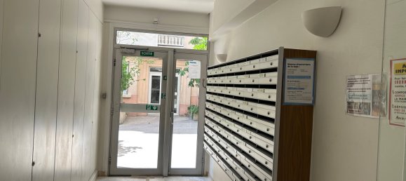 Studio in Paris, France No. 327809 6