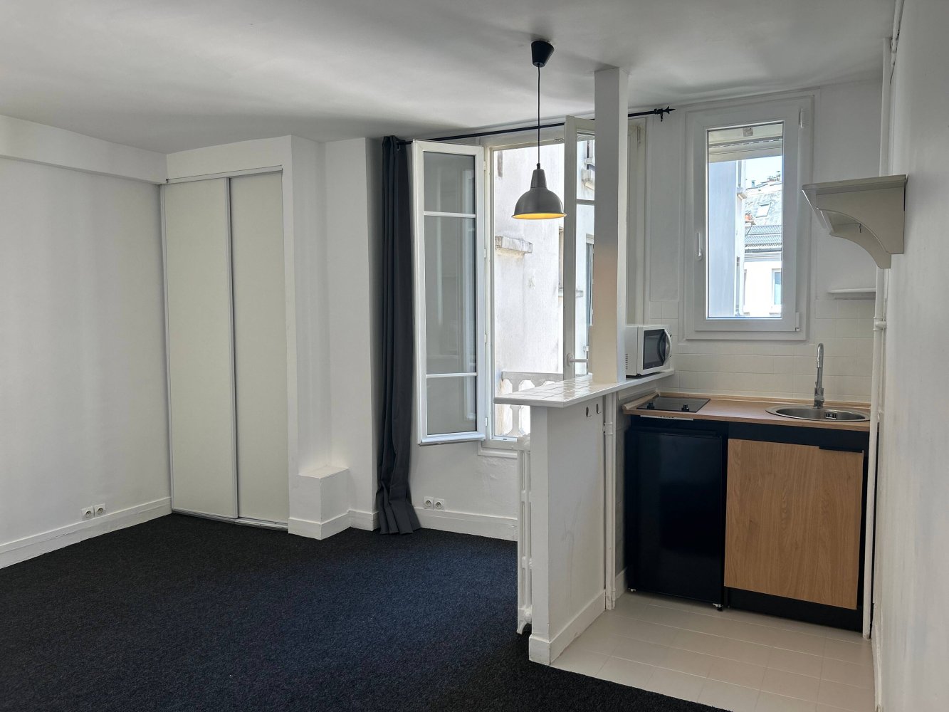 Studio in Paris, France No. 327809