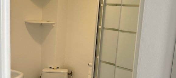 Studio in Paris, France No. 327809 3